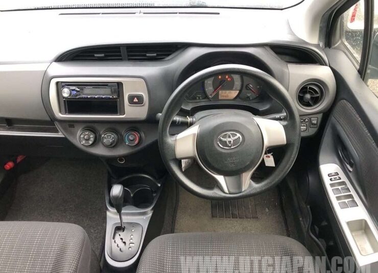 TOYOTA VITZ 2016