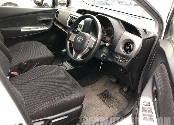 TOYOTA VITZ 2016