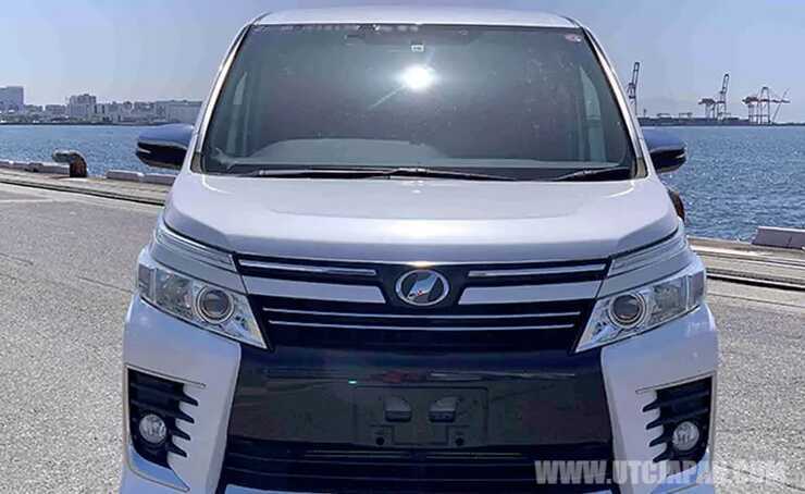 Toyota Voxy ZS